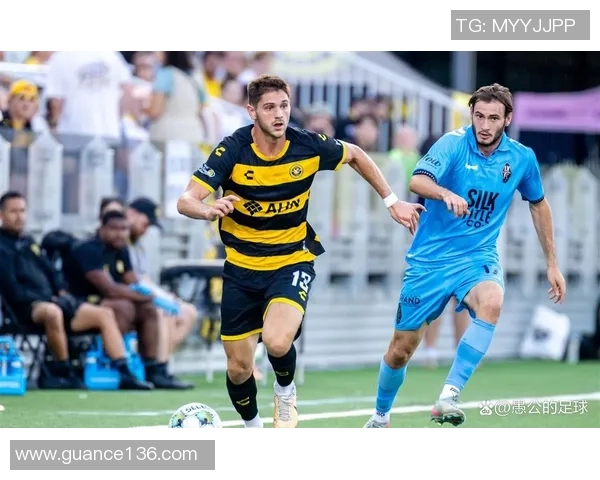 红衣足球明星究竟是谁他在赛场上的表现引发了怎样的关注与热议 红衣足球明星究竟是谁他在赛场上的表现引发了怎样的关注与热议